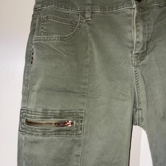 Cargo-style jeans. - Picture 3 of 9